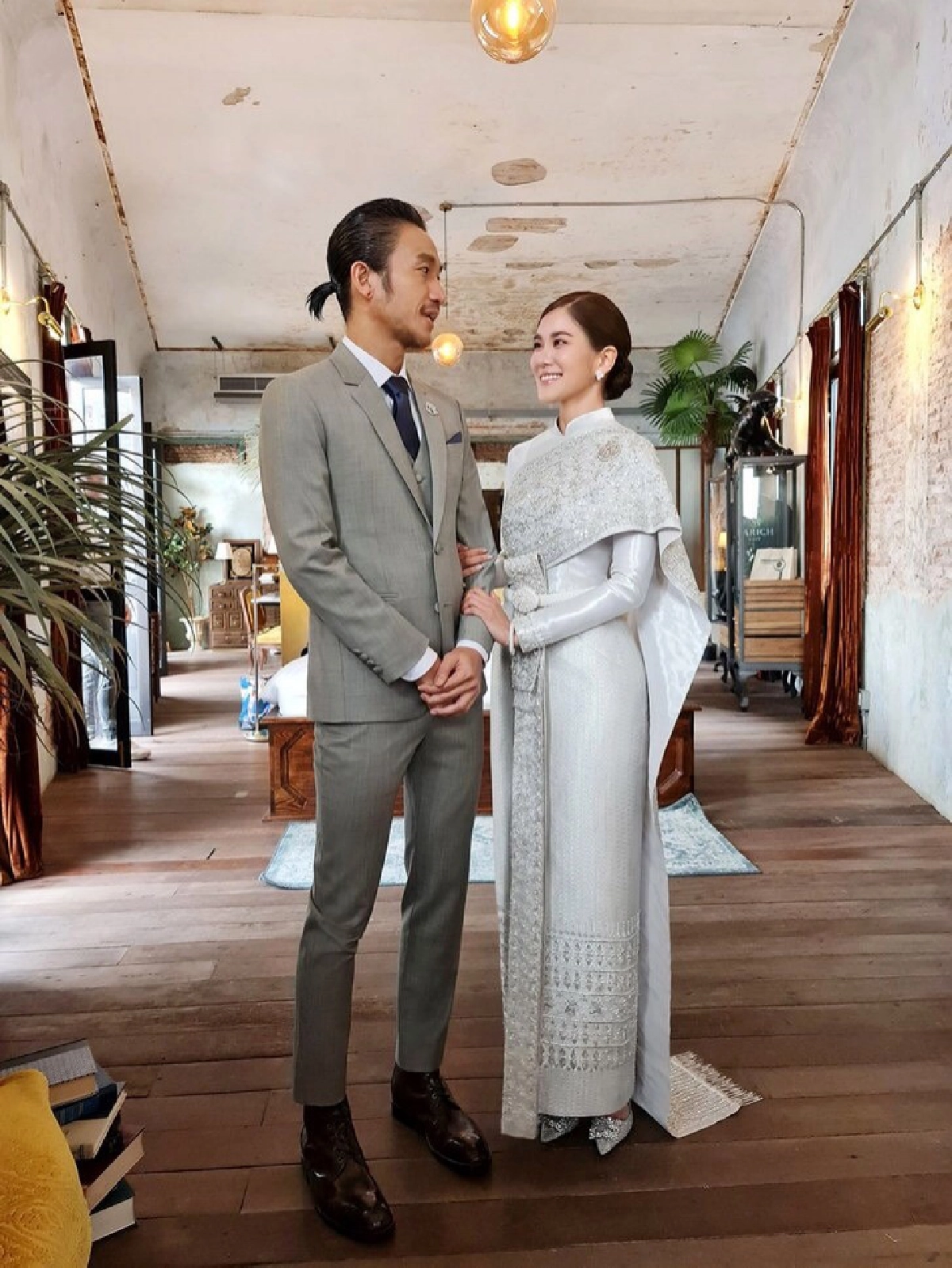 เปิดภาพว่าที่เจ้าสาว "ก้อย รัชวิน" ควงแขน "ตูน" มาในชุดไทยบรมพิมาน มูลค่า 3 แสนบาท