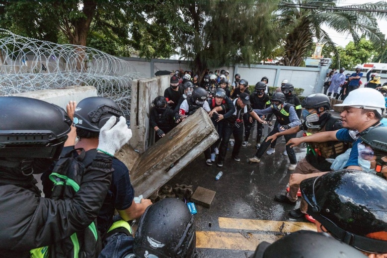 เดินเกมแรง ปั่น "รัฐประหาร" คุมม็อบไม่อยู่