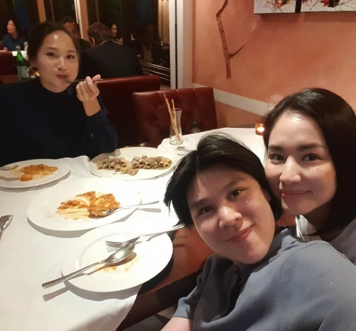 "ต่าย ชุติมา" เผยความสัมพันธ์ชัดกับคนในรูป หลังมีรูปสวีทหวานกับดอกไม้ช่อโต 