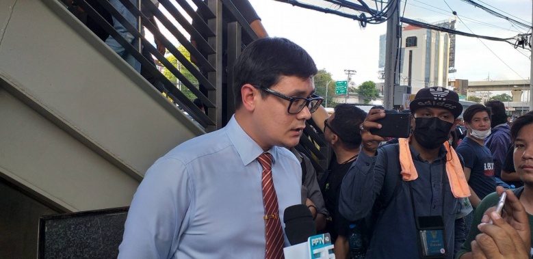 เริ่มแล้ว ม็อบคณะราษฎร รวมตัวกันเต็มพื้นที่หน้า SCB สำนักงานใหญ่ 