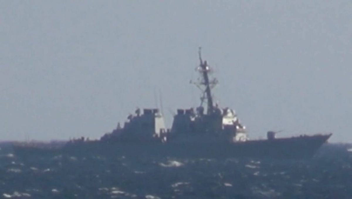 เรือพิฆาตต่อต้านเรือดำน้ำรัสเซีย เตือน เรือรบสหรัฐฯ ยูเอสเอส จอห์น แมคเคน รุกน่านน้ำ