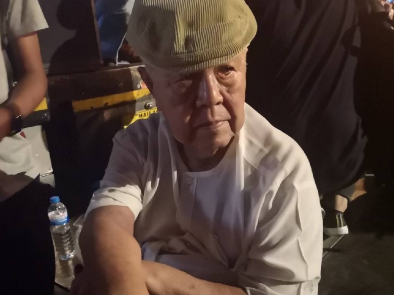 เริ่มแล้ว ม็อบคณะราษฎร รวมตัวกันเต็มพื้นที่หน้า SCB สำนักงานใหญ่ 