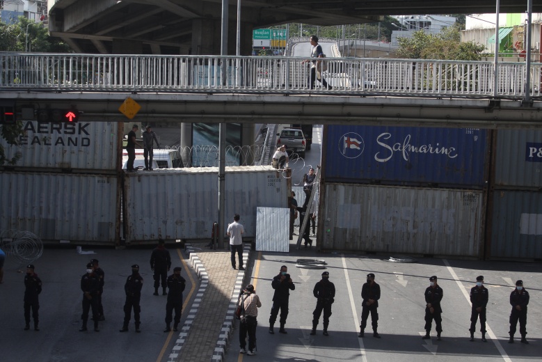 ตรึงเข้ม​ ห้ามเข้าใกล้​ สำนักงานทรัพย์สินฯ 