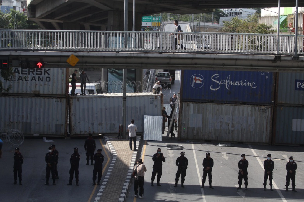 ตรึงเข้ม​ ห้ามเข้าใกล้​ สำนักงานทรัพย์สินฯ 