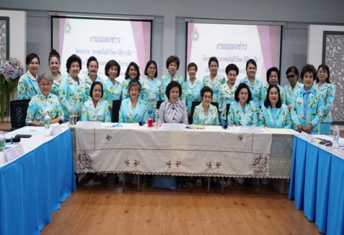   สภาสตรีแห่งชาติฯ แถลงข่าว จัดบูธต้นไม้ของพ่อ "พาพ่อใส่ผ้าไทย ได้รางวัล"