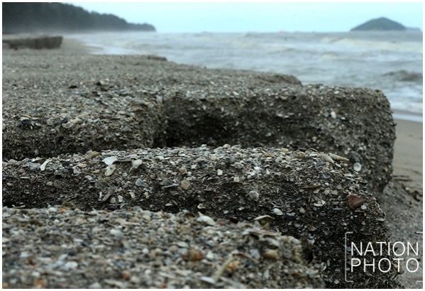 คลื่นลมแรงหาดชลาทัศน์สงขลา ชายทะเลถมทรายเริ่มหายไปอีกครั้ง