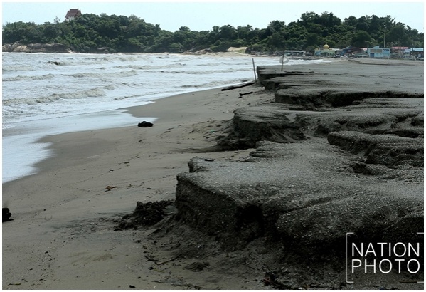 คลื่นลมแรงหาดชลาทัศน์สงขลา ชายทะเลถมทรายเริ่มหายไปอีกครั้ง