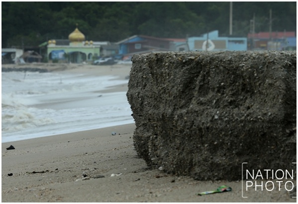 คลื่นลมแรงหาดชลาทัศน์สงขลา ชายทะเลถมทรายเริ่มหายไปอีกครั้ง
