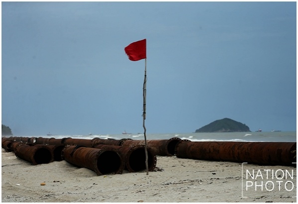 คลื่นลมแรงหาดชลาทัศน์สงขลา ชายทะเลถมทรายเริ่มหายไปอีกครั้ง