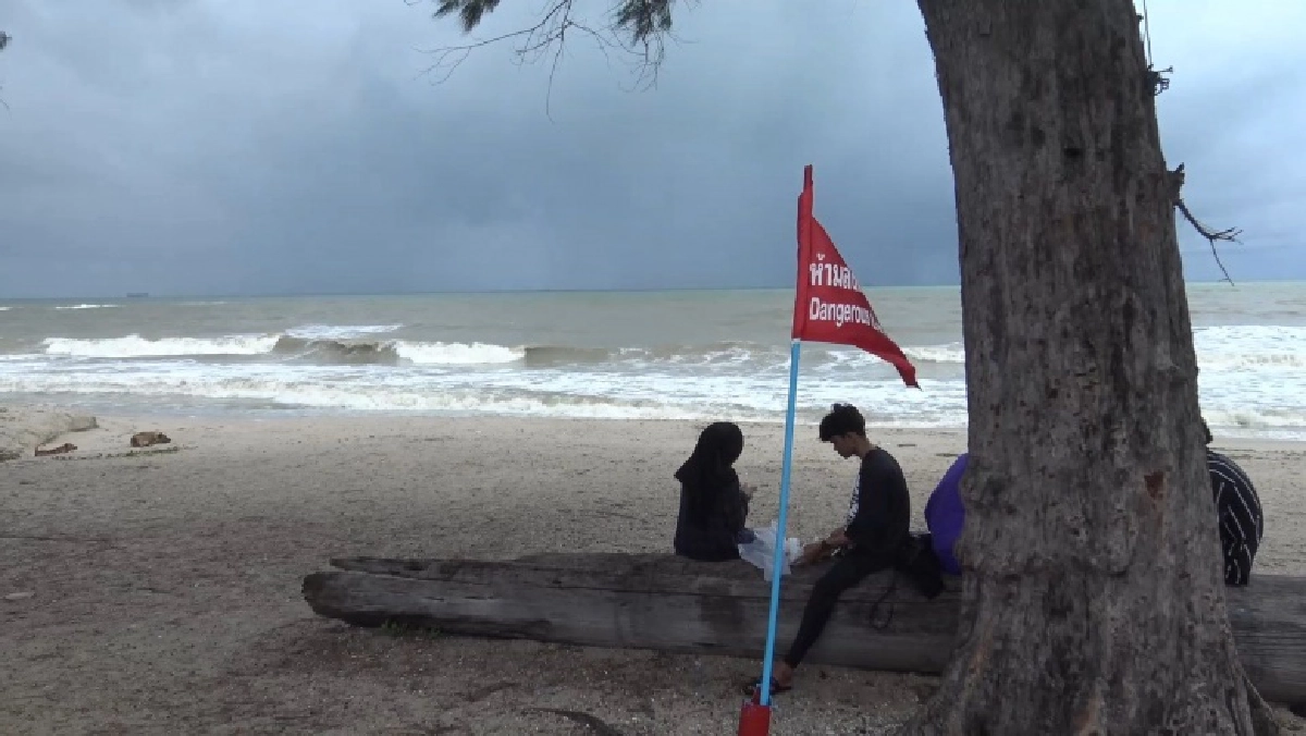 คลื่นแรง "แหลมสมิหลา" ปักธงแดงเตือน ห้ามลงเล่นน้ำเด็ดขาด