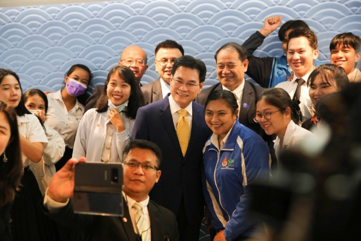 จุรินทร์-คุณหญิงกัลยา จับมือนำนโยบาย CEO GenZ พากระทรวงพาณิชย์-กระทรวงศึกษา ปั้นนักธุรกิจรุ่นใหม่