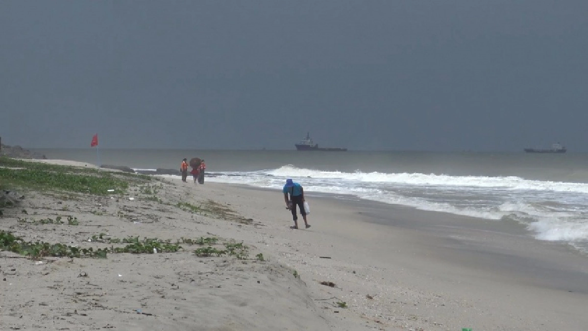 คลื่นแรง "แหลมสมิหลา" ปักธงแดงเตือน ห้ามลงเล่นน้ำเด็ดขาด