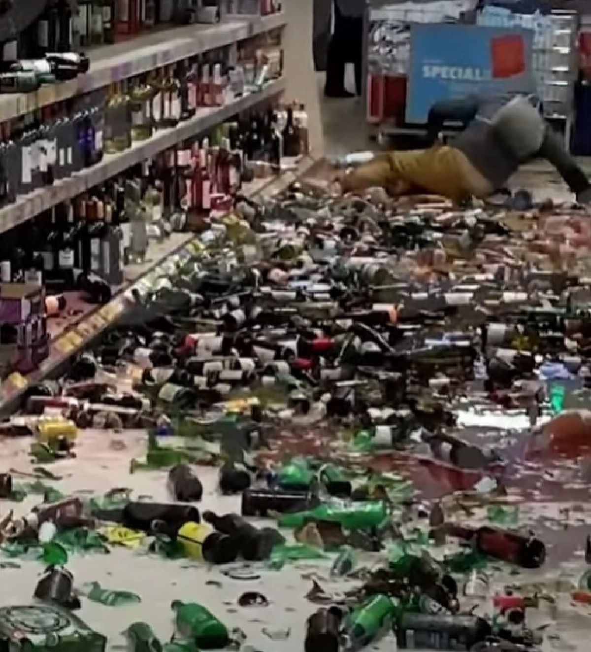 หญิงปริศนากวาดขวดไวน์-เบียร์ตกแตกเกลื่อนซูเปอร์มาร์เก็ตในอังกฤษกว่า 500 ขวด 