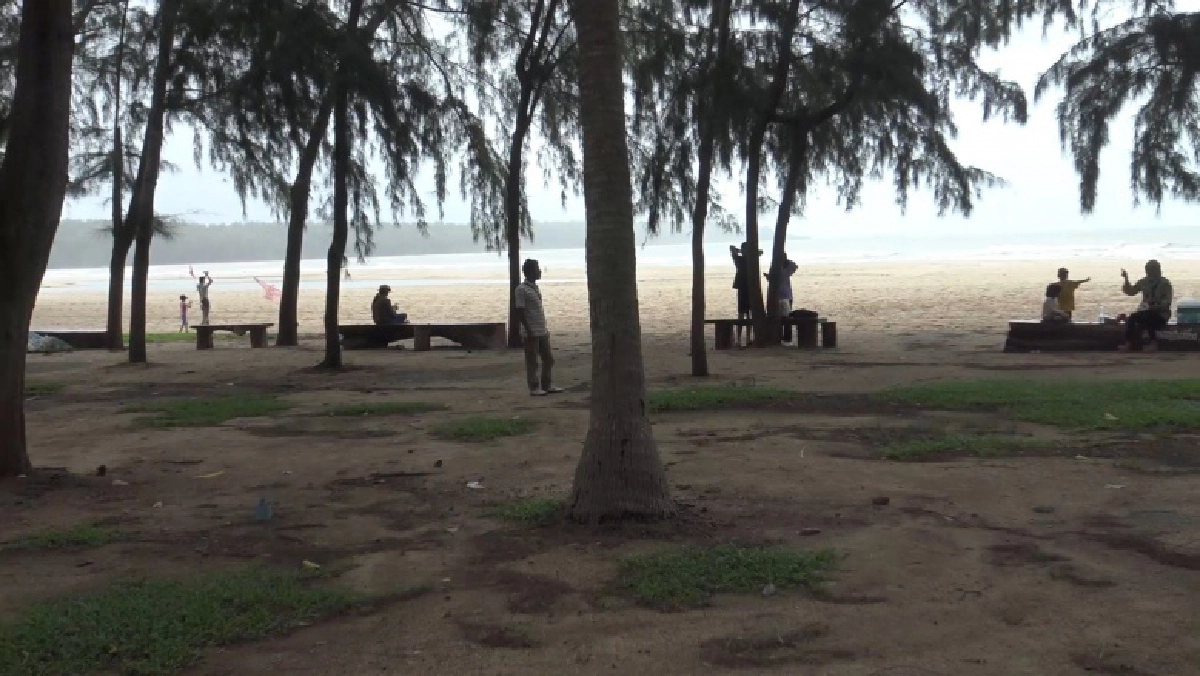 คลื่นแรง "แหลมสมิหลา" ปักธงแดงเตือน ห้ามลงเล่นน้ำเด็ดขาด