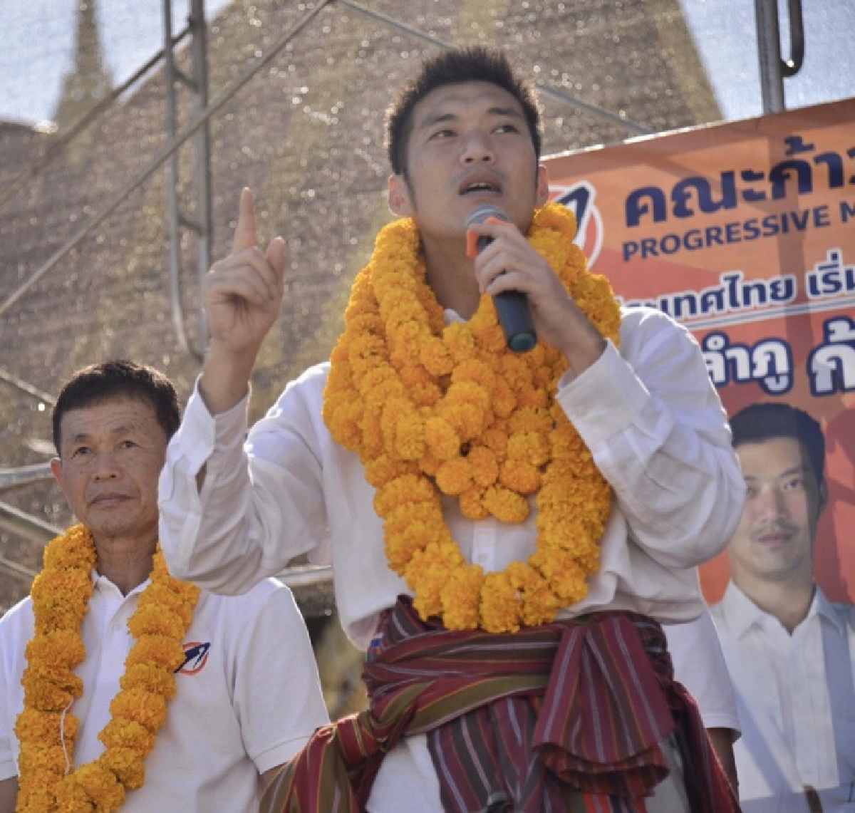 ส่องอีสาน "ธนาธร" ตีที่มั่น เพื่อไทยสะท้าน