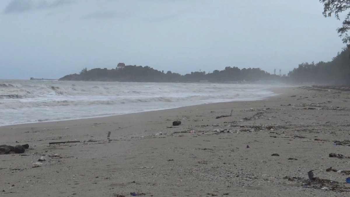 คลื่นแรง "แหลมสมิหลา" ปักธงแดงเตือน ห้ามลงเล่นน้ำเด็ดขาด