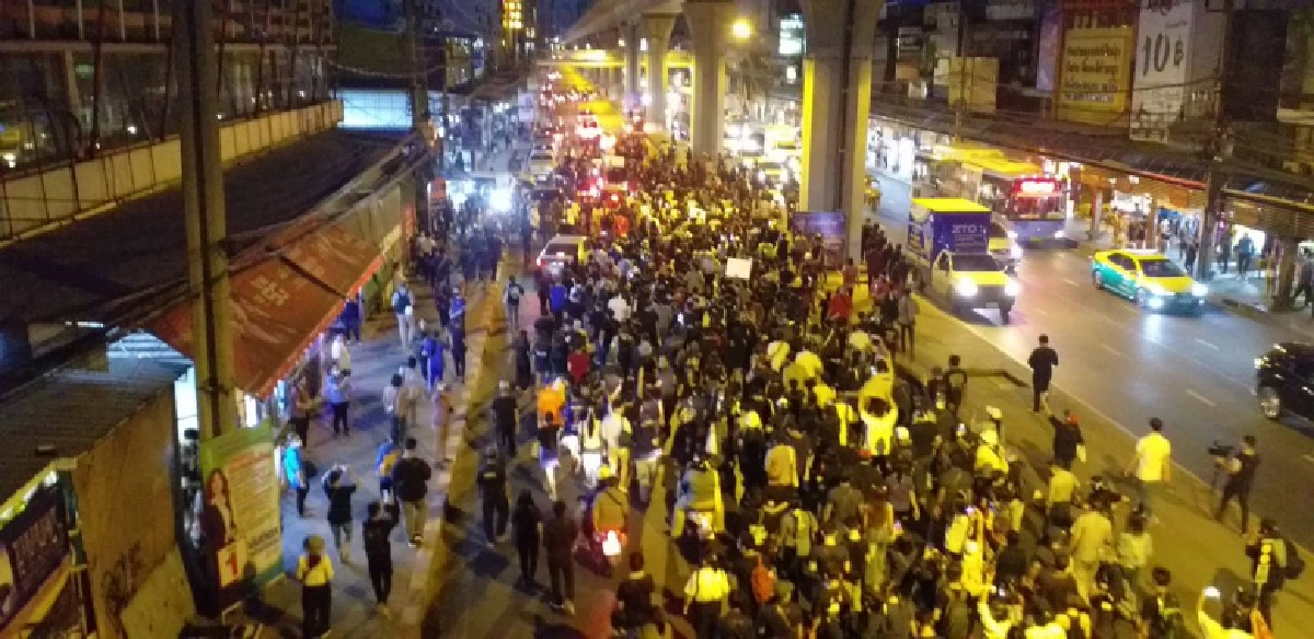 กลุ่มผู้ชุมนุมเคลื่อนขบวนไปสี่แยกบางนา