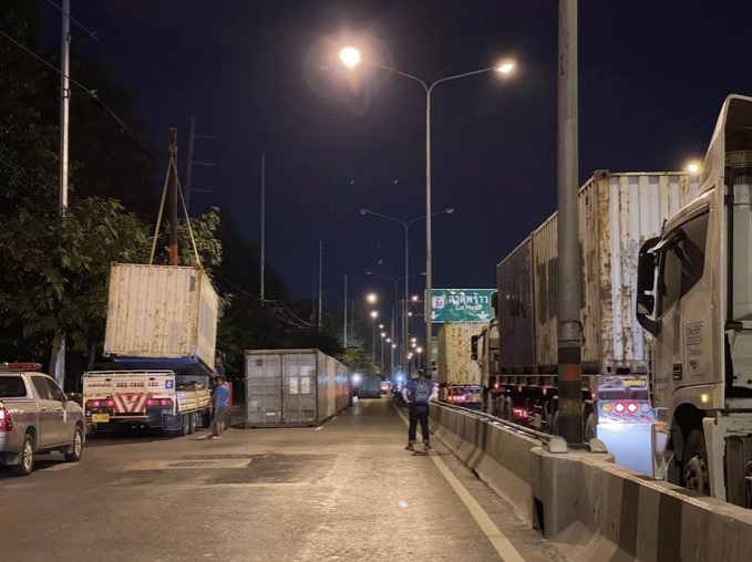 'ไมค์ ภาณุพงศ์' ทวีตรูปแซะ 'ไทยดินแดนตู้คอนเทนเนอร์'