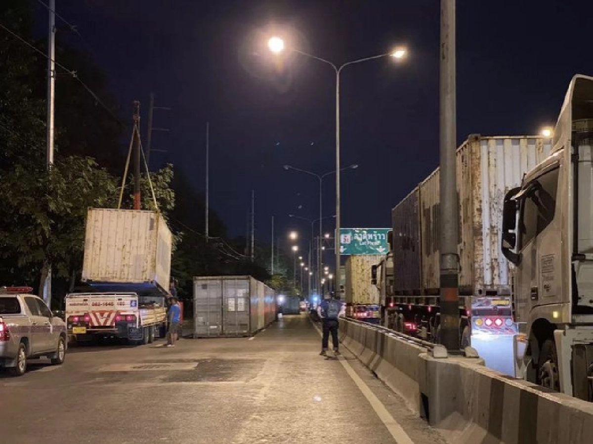 'ไมค์ ภาณุพงศ์' ทวีตรูปแซะ 'ไทยดินแดนตู้คอนเทนเนอร์'