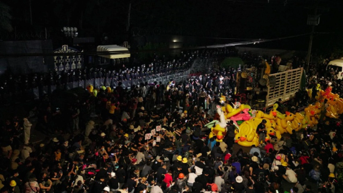 "เพนกวิน" แกนนำกลุ่มราษฏร ประกาศชัยชนะลั่น หน้ากรมทหารราบที่ 11