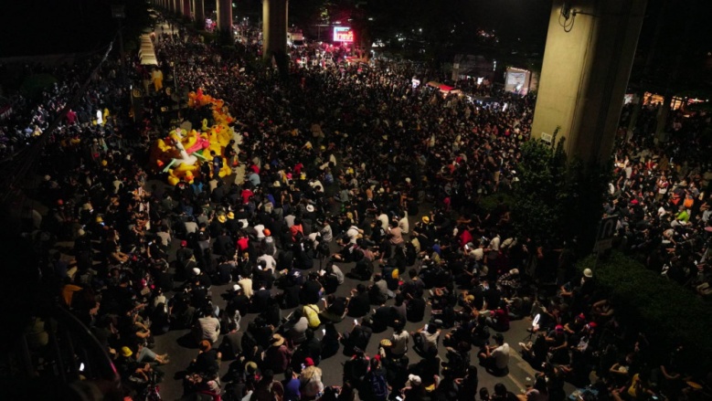 "เพนกวิน" แกนนำกลุ่มราษฏร ประกาศชัยชนะลั่น หน้ากรมทหารราบที่ 11