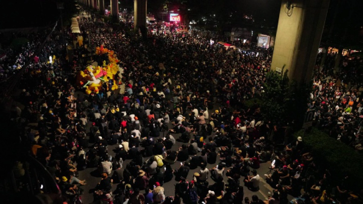 "เพนกวิน" แกนนำกลุ่มราษฏร ประกาศชัยชนะลั่น หน้ากรมทหารราบที่ 11