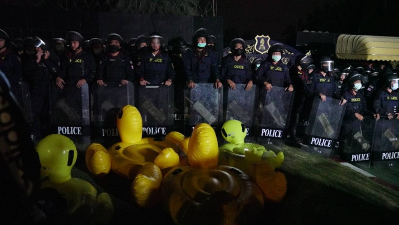 "เพนกวิน" แกนนำกลุ่มราษฏร ประกาศชัยชนะลั่น หน้ากรมทหารราบที่ 11