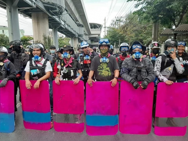 "ศรีสุวรรณ" จี้ตำรวจเอาผิด "การ์ดคณะราษฎร" ใส่เสื้อเกราะผิดกฎหมายซึ่งหน้า