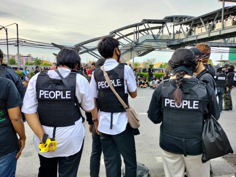 "ศรีสุวรรณ" จี้ตำรวจเอาผิด "การ์ดคณะราษฎร" ใส่เสื้อเกราะผิดกฎหมายซึ่งหน้า