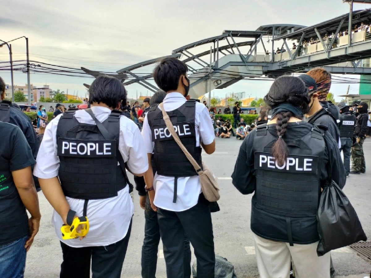 "ศรีสุวรรณ" จี้ตำรวจเอาผิด "การ์ดคณะราษฎร" ใส่เสื้อเกราะผิดกฎหมายซึ่งหน้า