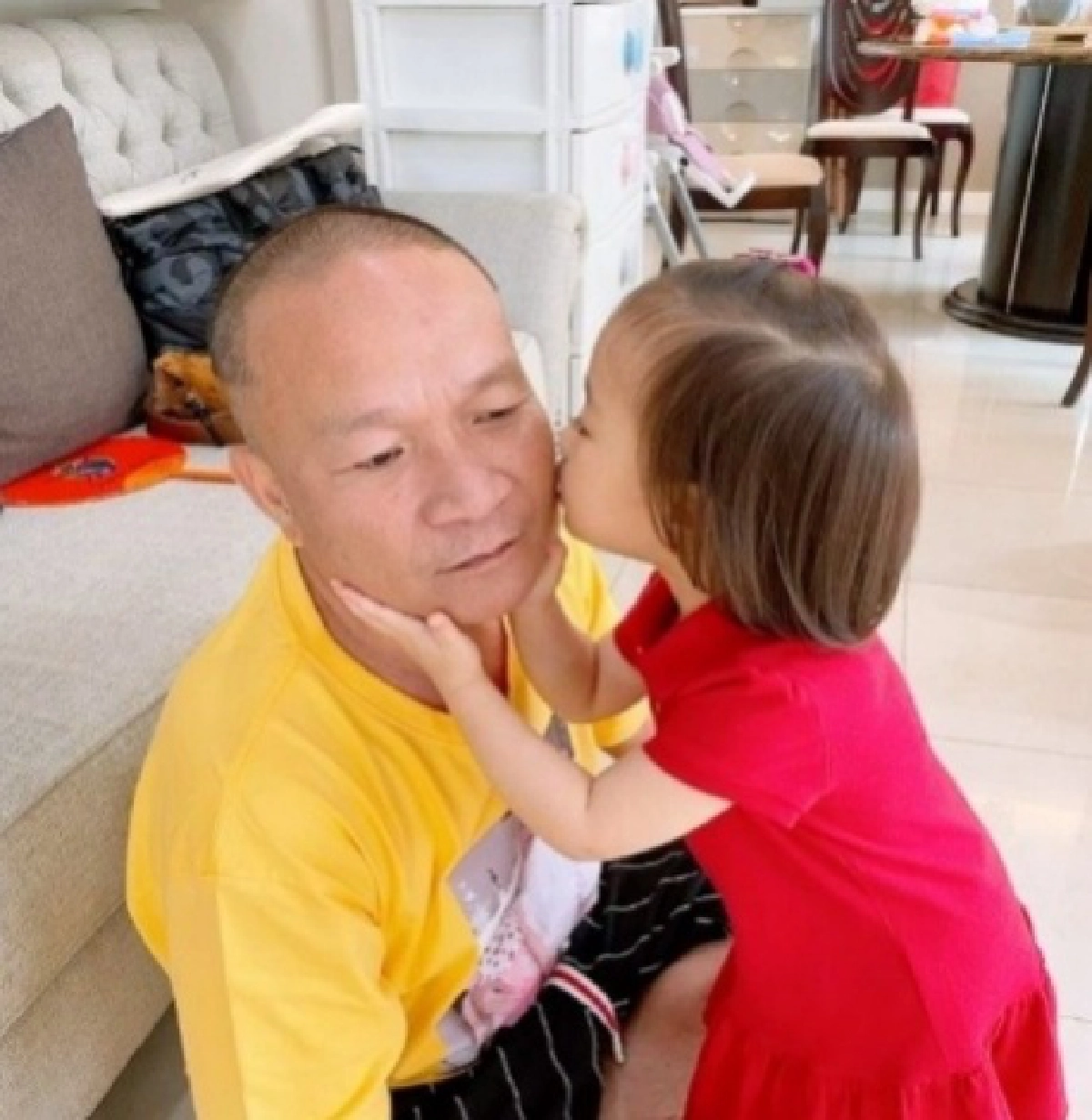 "เอ็ม บุศราคัม" โพสต์ภาพ "น้องนาฬิกา" อยู่บนเตียงคนไข้ หลังตรวจพบเชื้อไวรัส RSV