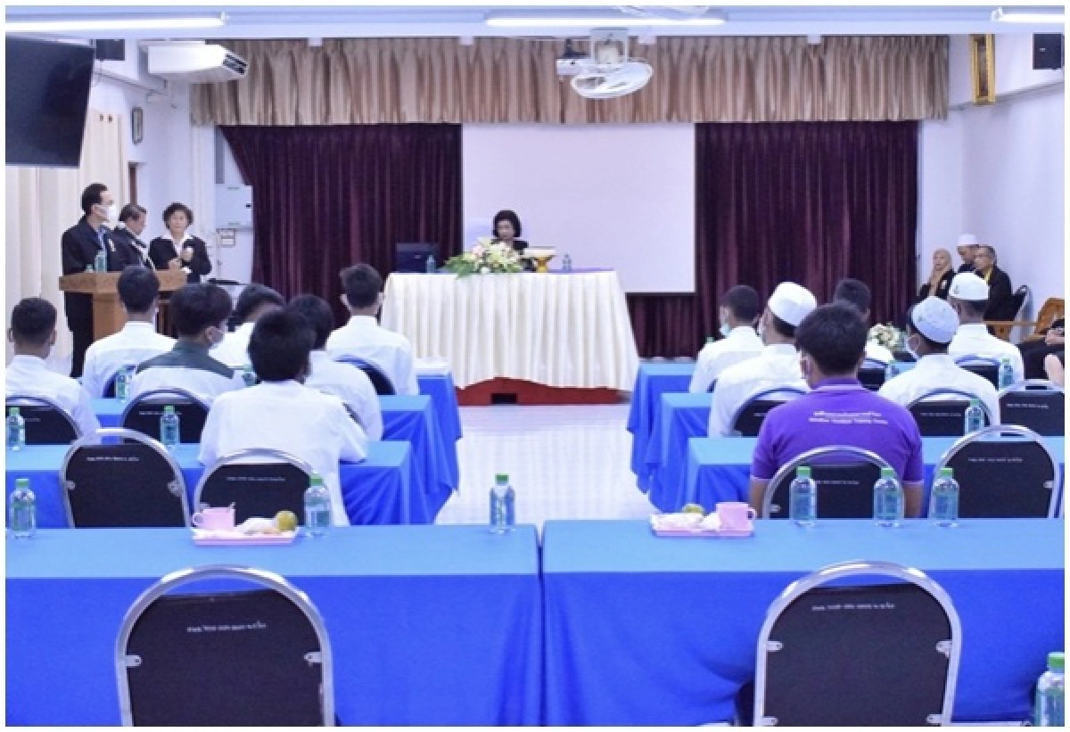 รองอธิบดีผู้พิพากษาศาลเยาวชนฯมอบประกาศนียบัตรแก่เยาวชนโครงการ \"ศาสนาบำบัดเพื่อเด็กและเยาวชนมุสลิม\"