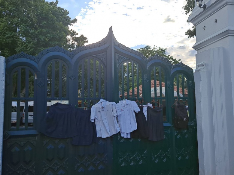 "กลุ่มนักเรียนเลว "แขวน เสื้อ-กางเกง-กระโปรง ชุดนักเรียนหน้าประตู ศธ.