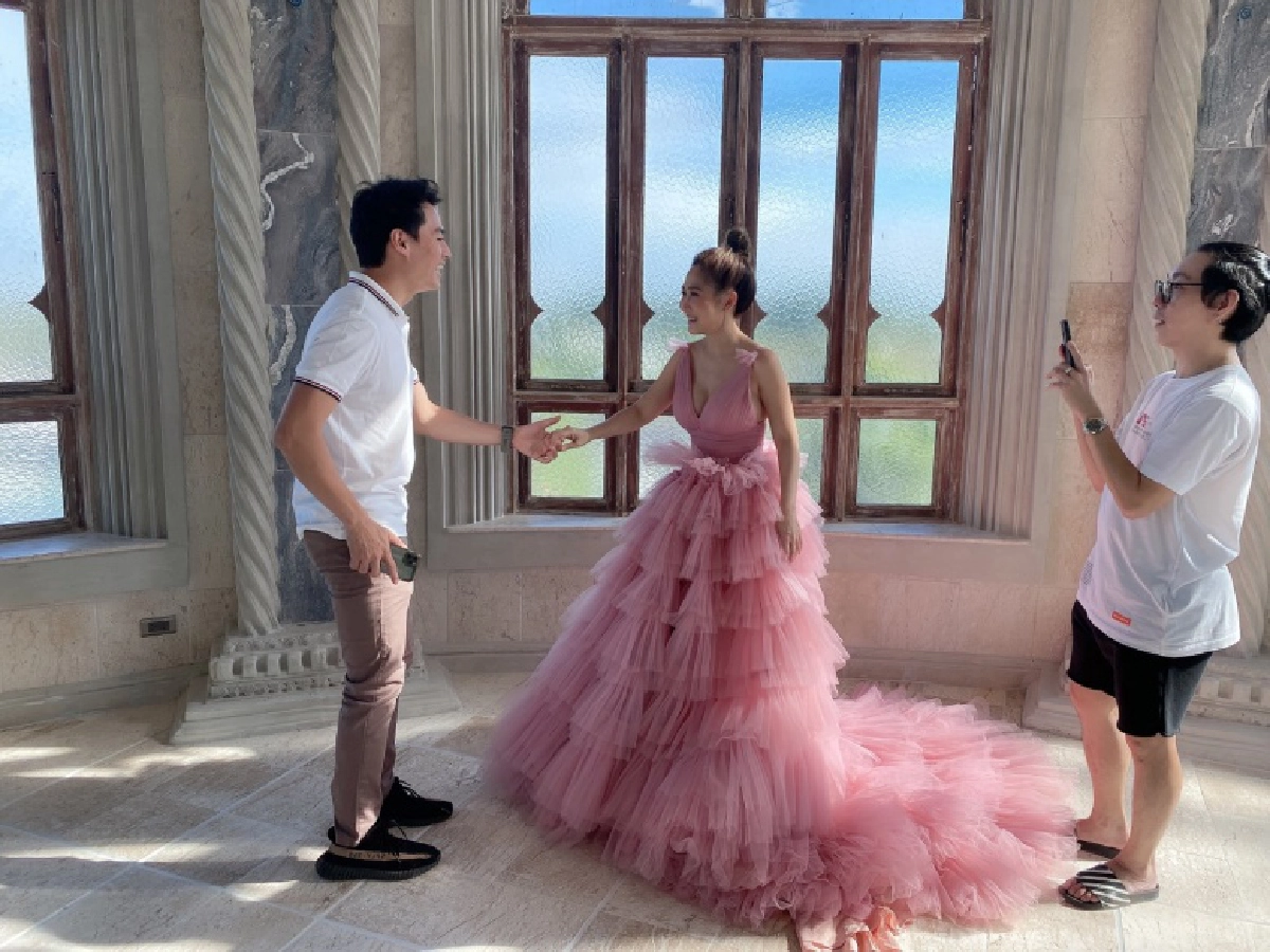 สวยสะกด "ไฮโซน้ำหวาน" ในชุดสีชมพูฟูฟ่อง ทำเอา "นาวินต้าร์" เอ่ยปากอยากแต่งอีกรอบ