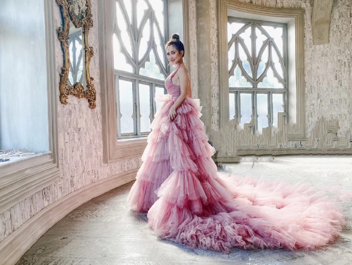 สวยสะกด "ไฮโซน้ำหวาน" ในชุดสีชมพูฟูฟ่อง ทำเอา "นาวินต้าร์" เอ่ยปากอยากแต่งอีกรอบ