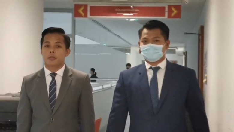 ติดว่าความ "อานนท์" ส่งทนายขอเลื่อนรับทราบข้อหา ม.112