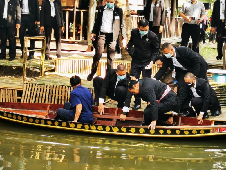 "พล.อ.ประยุทธ์" อารมณ์ดีพายเรือสบายใจ แม้บ่ายนี้ลุ้นศาลวินิจฉัยพ้นตำแหน่งหรือไม่