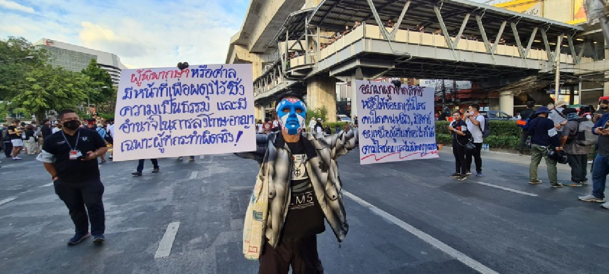 เริ่มแล้วบรรยากาศ "ม็อบ 2 ธันวา" ห้าแยกลาดพร้าว มวลชนทะยอยเข้าสู่พื้นที่ชุมนุม