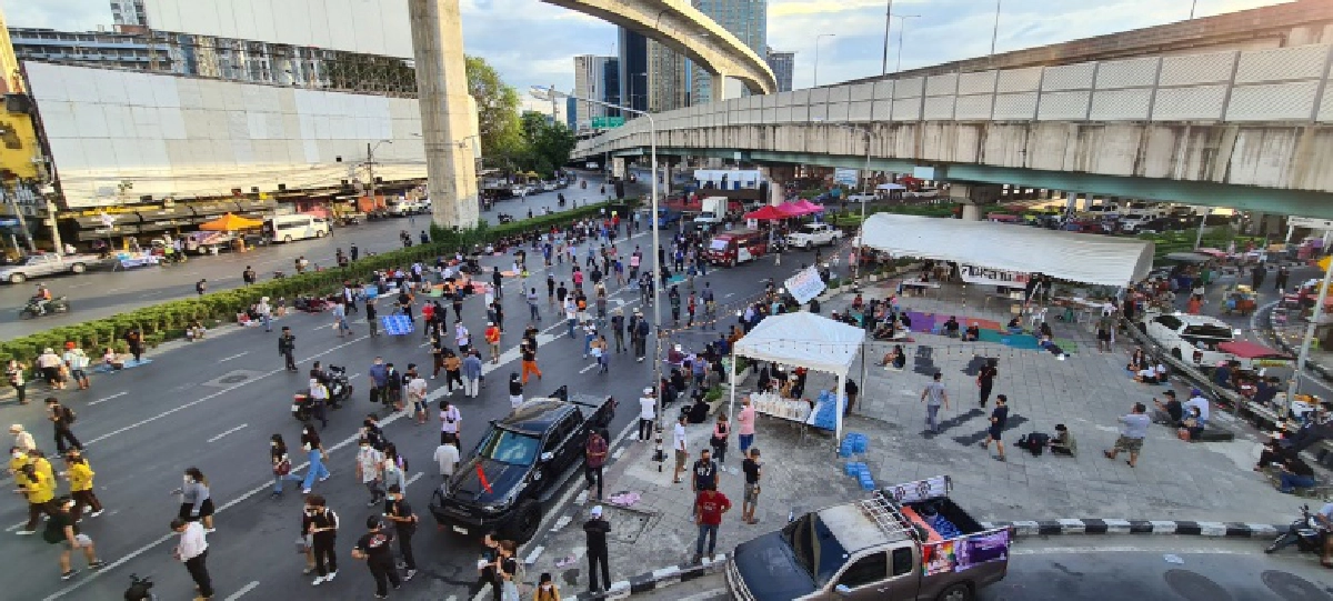เริ่มแล้วบรรยากาศ "ม็อบ 2 ธันวา" ห้าแยกลาดพร้าว มวลชนทะยอยเข้าสู่พื้นที่ชุมนุม