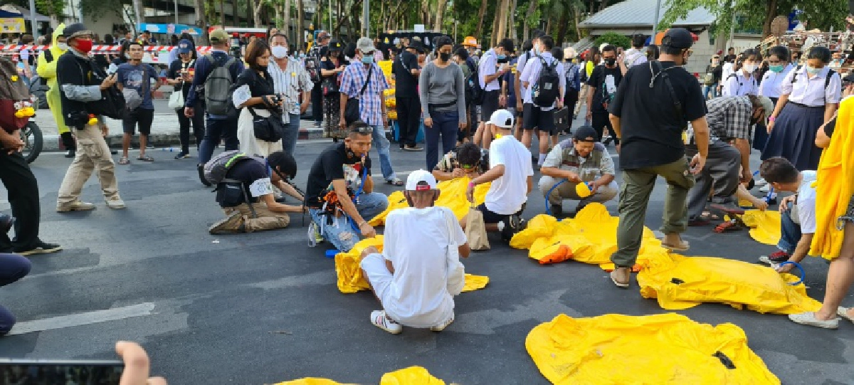 เริ่มแล้วบรรยากาศ "ม็อบ 2 ธันวา" ห้าแยกลาดพร้าว มวลชนทะยอยเข้าสู่พื้นที่ชุมนุม