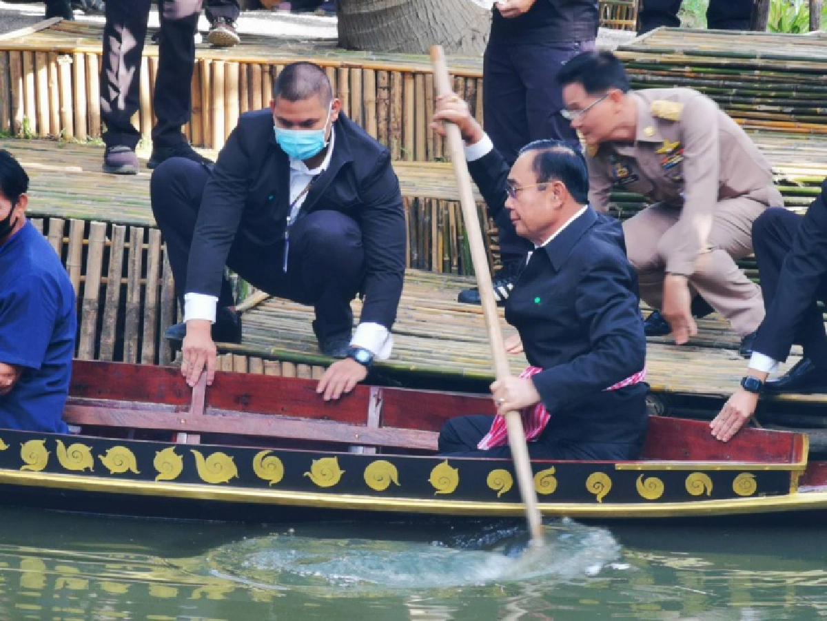 "พล.อ.ประยุทธ์" อารมณ์ดีพายเรือสบายใจ แม้บ่ายนี้ลุ้นศาลวินิจฉัยพ้นตำแหน่งหรือไม่