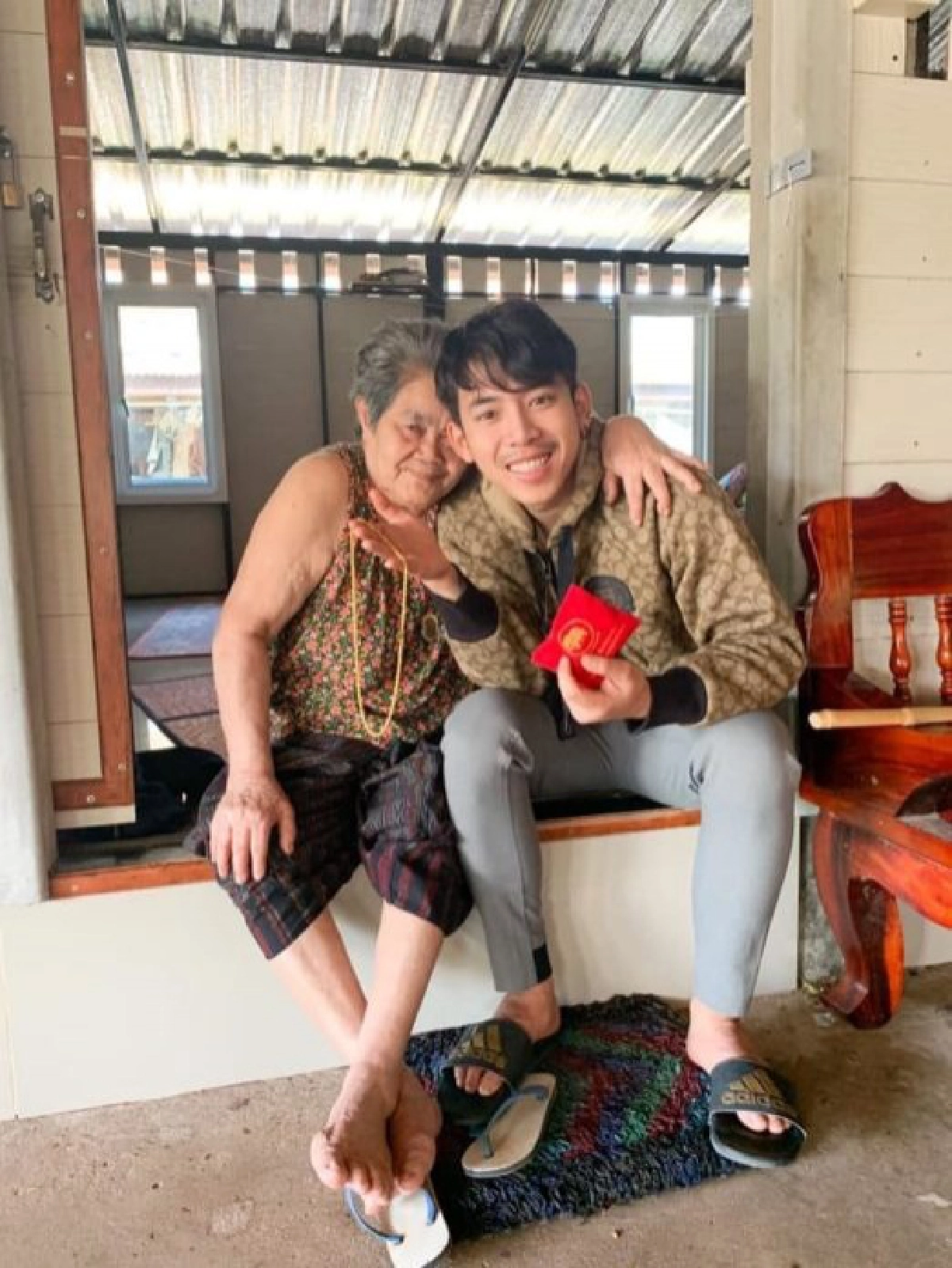 "เบิ้ล ปทุมราช" ให้ของขวัญยาย หลังรู้ข่าวออกจากรพ. ลั่นทำตามสัญญาจัดให้หนัก