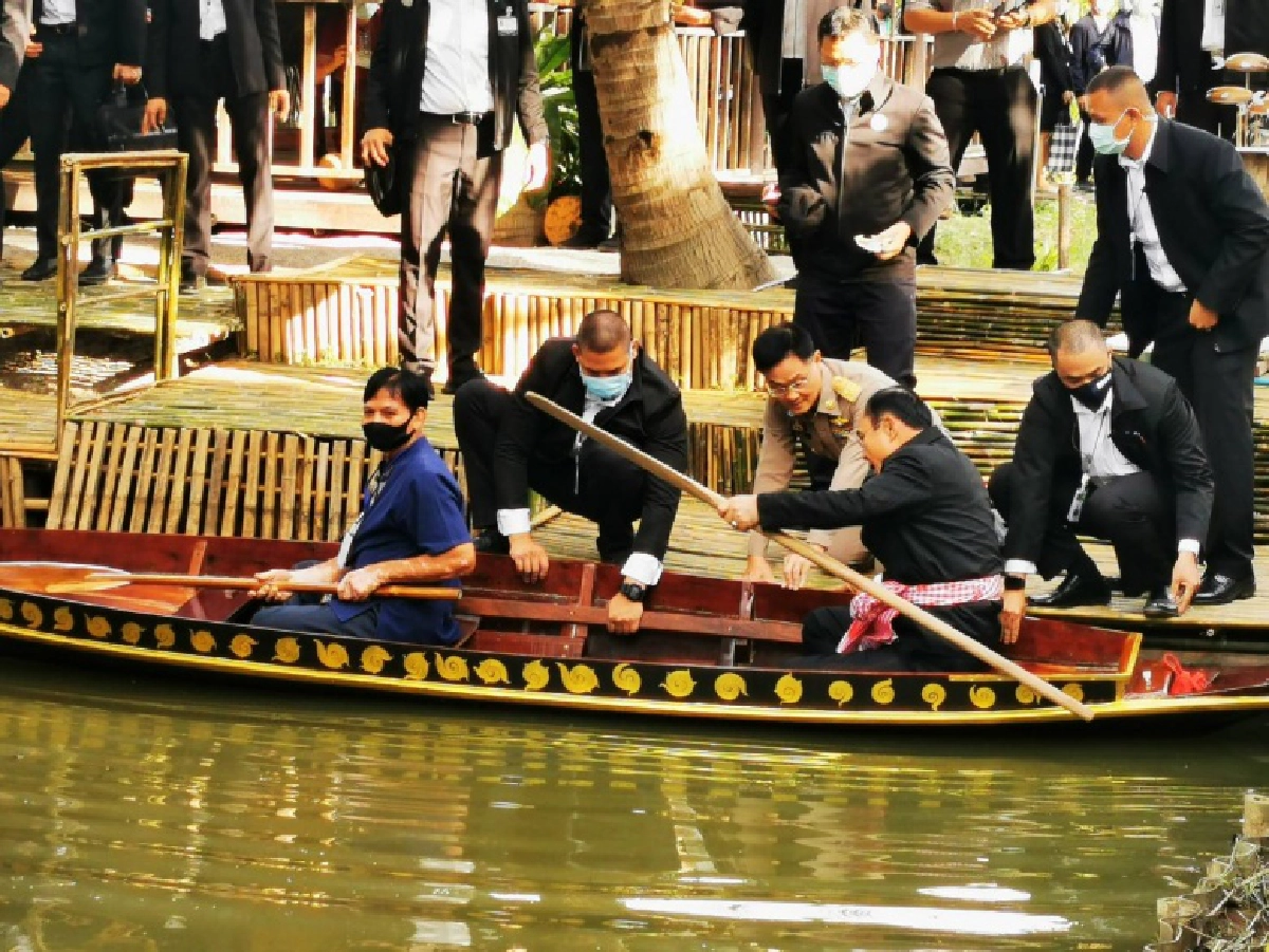 "พล.อ.ประยุทธ์" อารมณ์ดีพายเรือสบายใจ แม้บ่ายนี้ลุ้นศาลวินิจฉัยพ้นตำแหน่งหรือไม่
