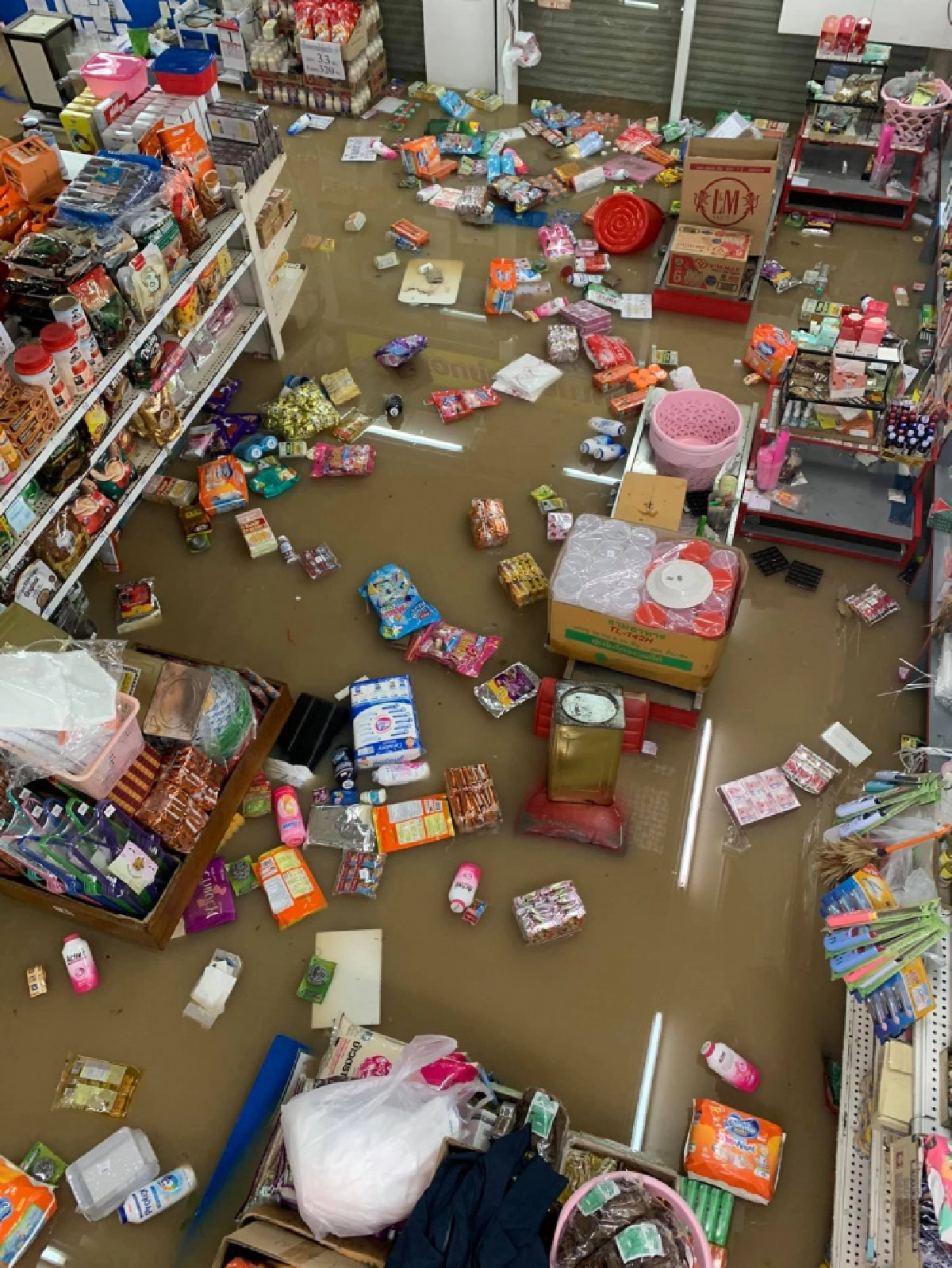 หนุ่มเมืองคอนฯสุดเศร้า มวลน้ำทะลักเข้าร้านค้า ข้าวของลอยเกลื่อน หนักที่สุดในชีวิต 