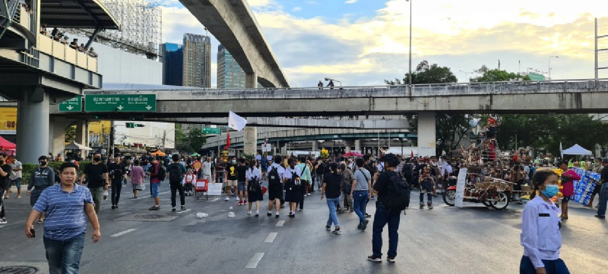 เริ่มแล้วบรรยากาศ "ม็อบ 2 ธันวา" ห้าแยกลาดพร้าว มวลชนทะยอยเข้าสู่พื้นที่ชุมนุม