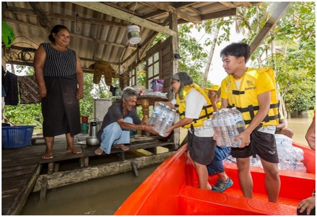 สิงห์อาสา ลุยน้ำท่วมภาคใต้ ส่งน้ำ-ข้าวสาร ถึงมือพี่น้องชาวนครศรีฯ