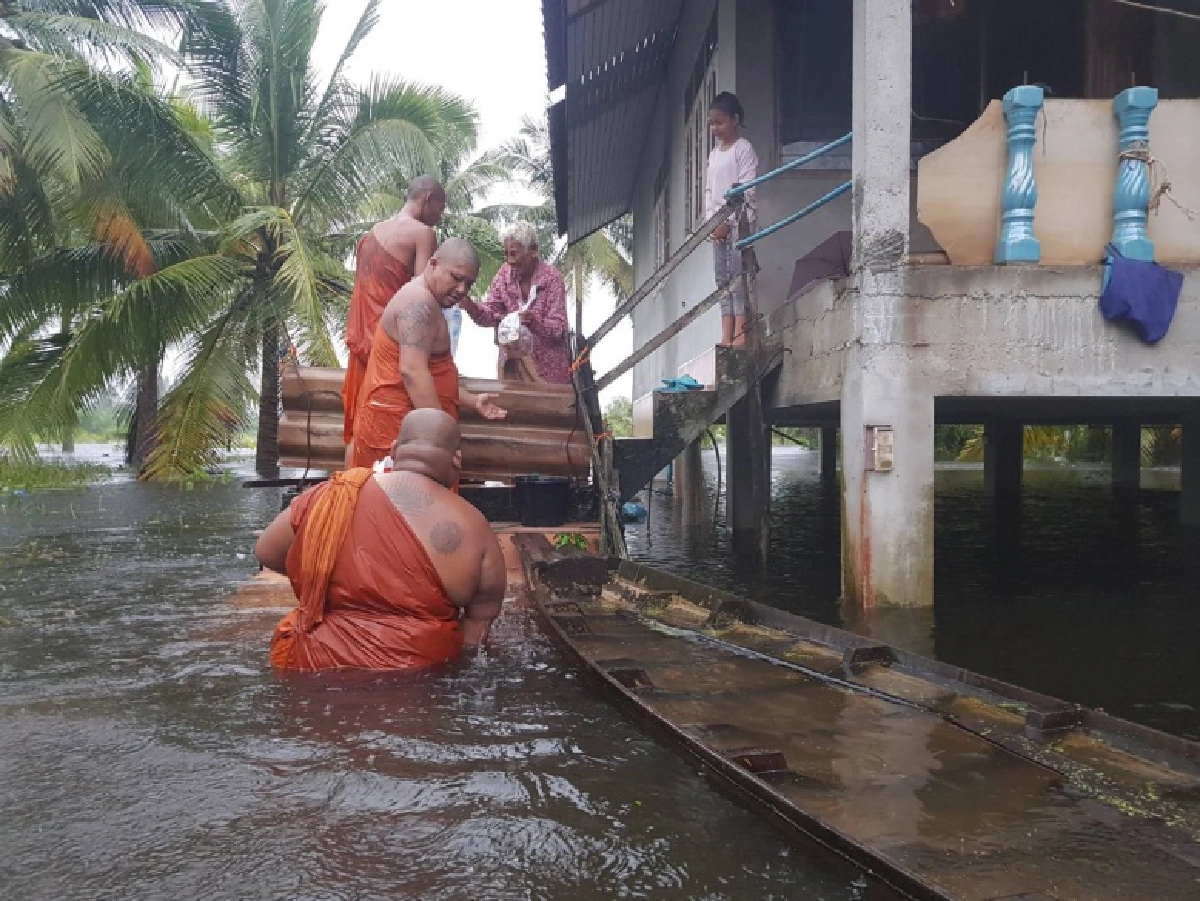 สุดซาบซึ้ง พระ เณรลุยน้ำช่วยเหลือชาวบ้านเมืองคอนหลังจังหวัดจมบาดาล