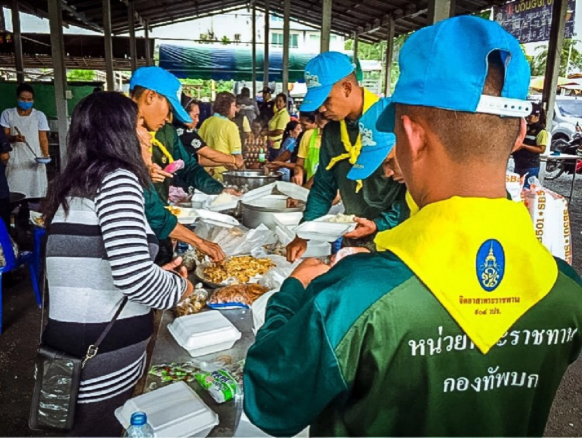 ปลื้มปีติ "ในหลวง" พระราชทานถุงยังชีพ 10,000 ชุด ช่วยเหลือน้ำท่วมใต้