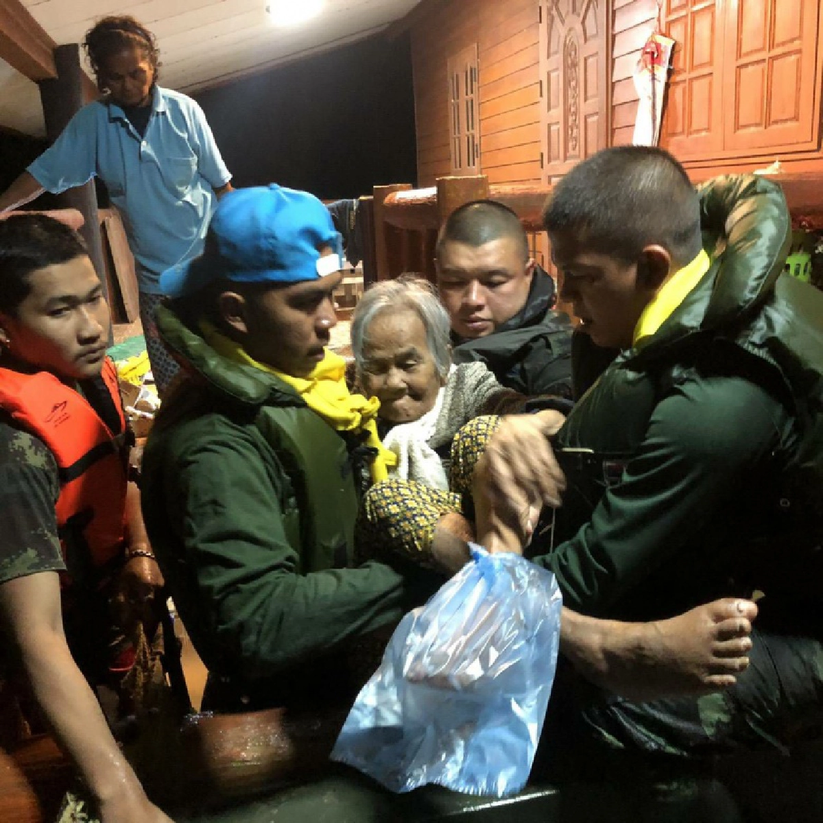 "บิ๊กตู่"สั่งกองทัพ เร่งสถาปนาการสื่อสาร เสริมกำลังเข้าช่วยประชาชนในพื้นที่วิกฤตน้ำท่วมใต้