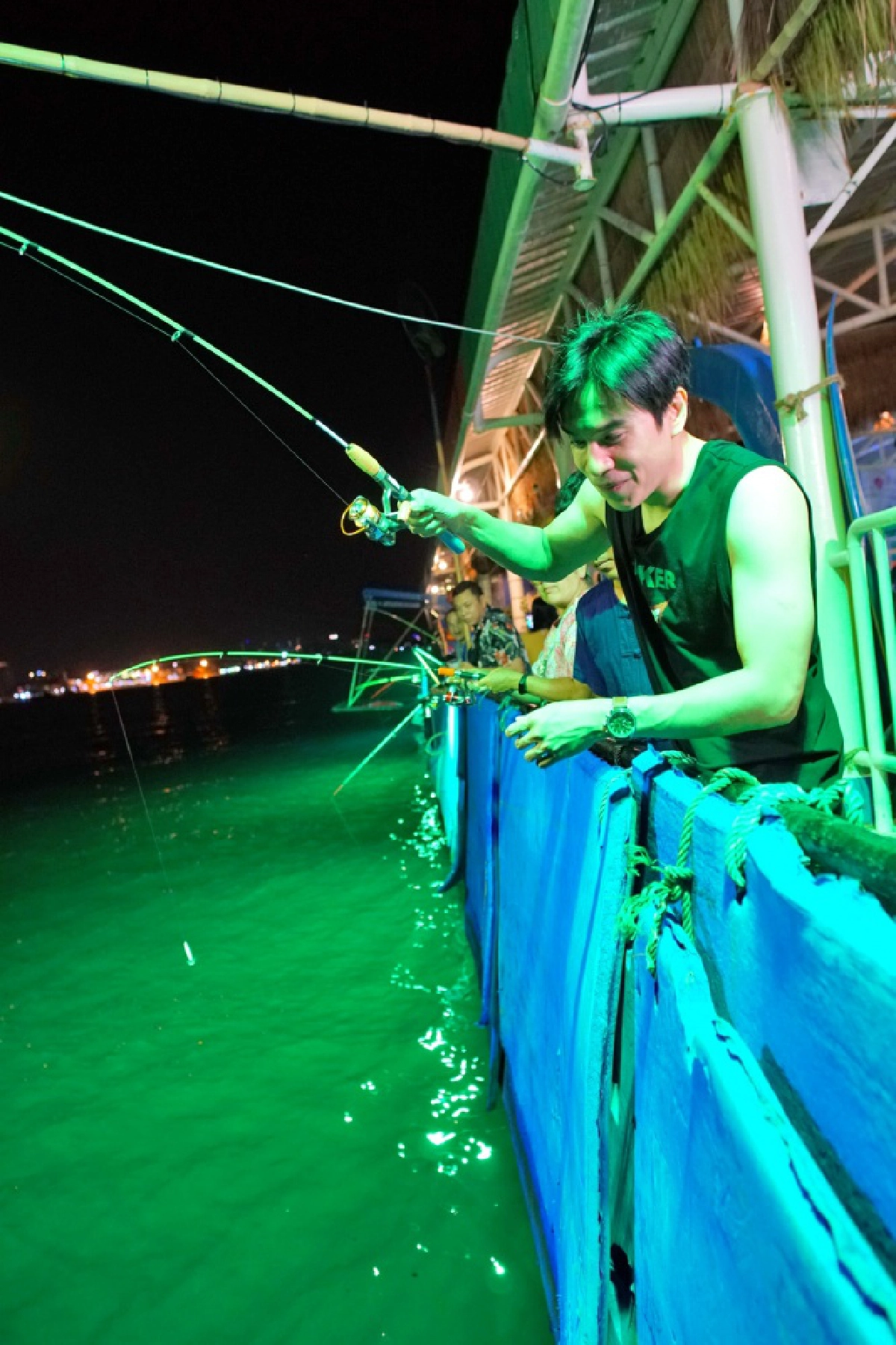 ปรับตัวก็อยู่ได้  "บอล-อัศนัย" พาเยือน "คาเฟ่กลางทะเล"